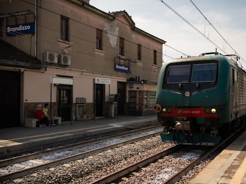 Strage di Brandizzo, al via il processo per la morte dei cinque operai travolti sui binari. I familiari: “Vogliamo giustizia”