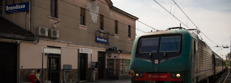 Strage di Brandizzo, al via il processo per la morte dei cinque operai travolti sui binari. I familiari: “Vogliamo giustizia”