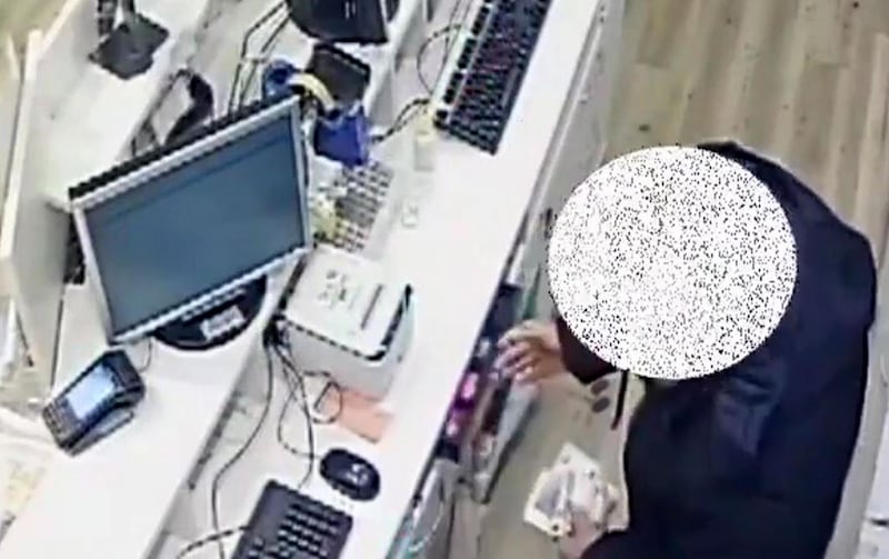 Rapina a mano armata in farmacia 7