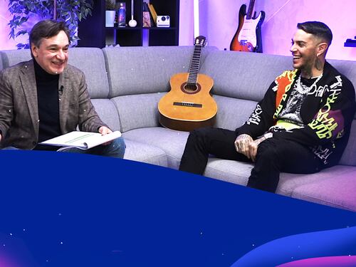 Fabio Caressa e Emis Killa commentano dal divano il Festival di Sanremo