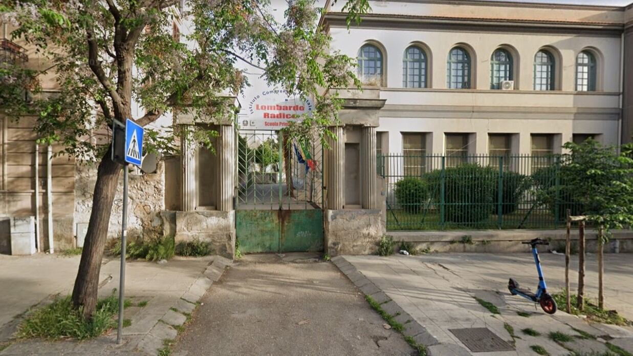 La maestra rimprovera il figlio, la mamma la spinge giù dalle scale