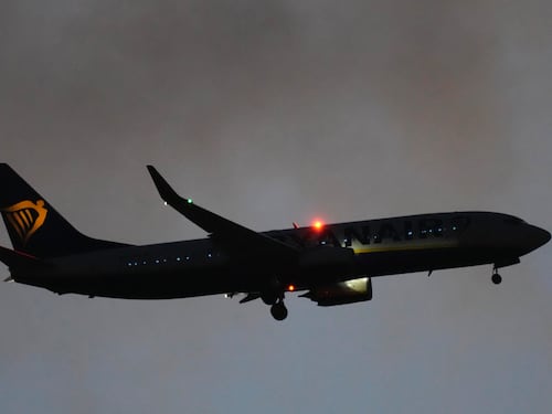 Il pilota Ryanair accusa la giunta Lepore durante il volo. L’annuncio ai passeggeri: “Il ritardo? Colpa di un provvedimento”