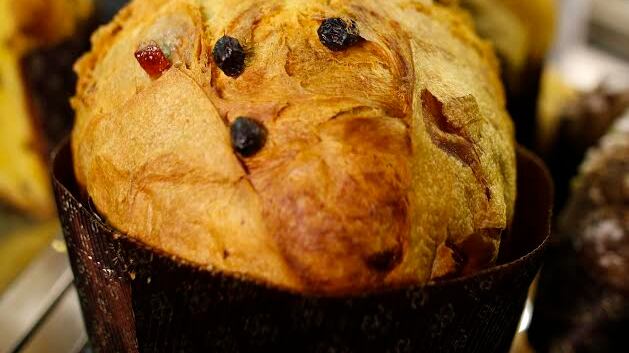 Per Natale amici e parenti si prendono per la gola col dolce tipico della tradizione milanese