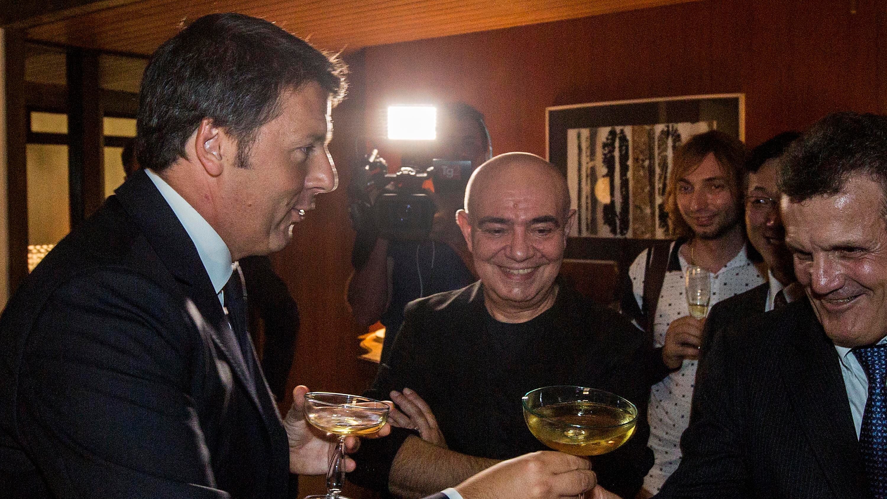 Da Rimini a Cernobbio Renzi nei salotti buoni cerca voti per Milano