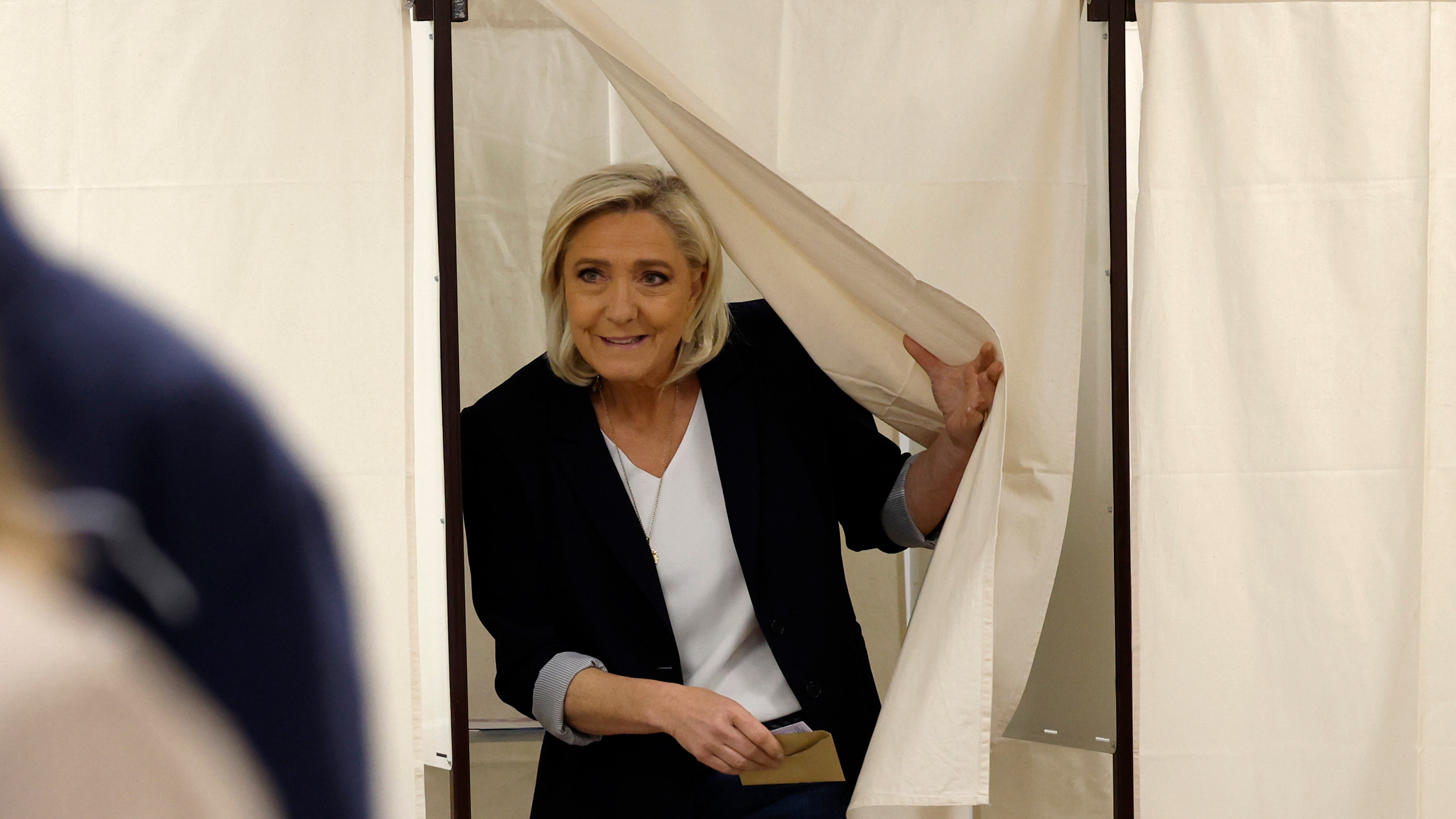Bivio Repubblicano: cedere alle sirene di Macron decadente o diventare lepenisti