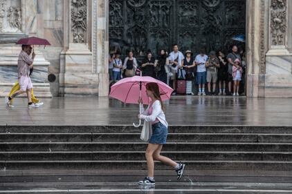 Breve ondata di maltempo su Milano, turisti colti di sorpresa in centro 5