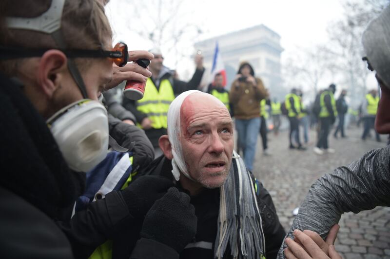 La protesta dei gilet gialli a Parigi: guerriglia sugli Champs-Élysées 8