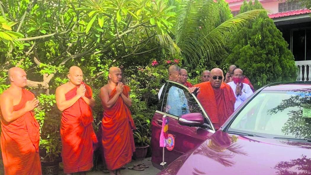 Monaci venduti al regime: la fede viaggia in Mercedes