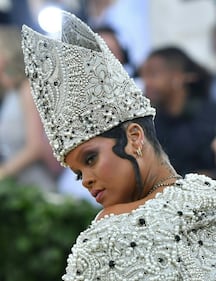 Met Gala 18: Rihanna con la mitra e Madonna con la veletta 1