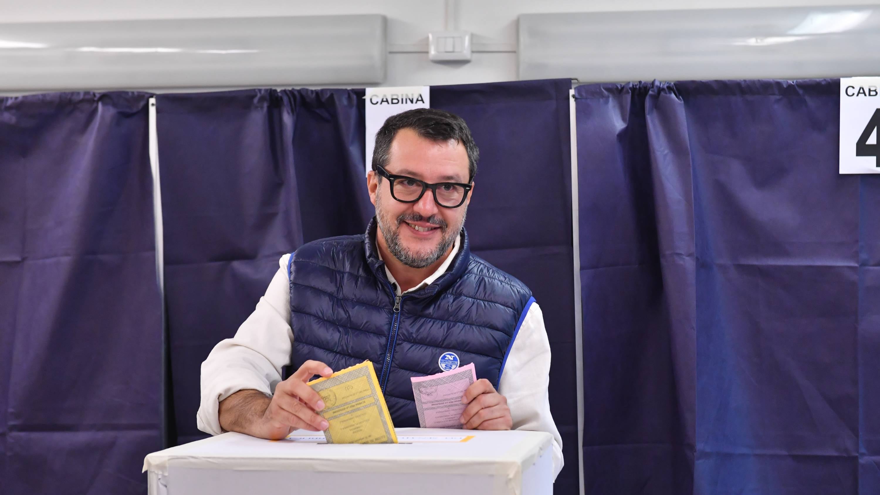 Salvini apre la sfilata dei big. I pronostici del Cav al bar