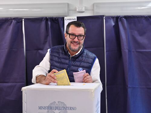 Salvini apre la sfilata dei big. I pronostici del Cav al bar