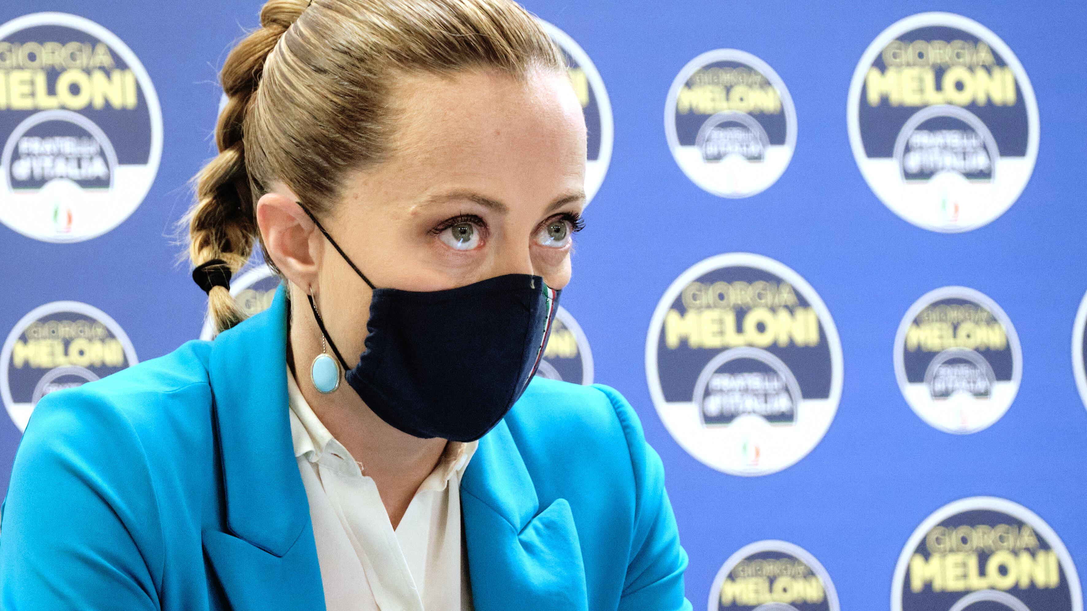 "Il Covid non ci lascerà più", Meloni premier e Dibba: quindi, oggi...