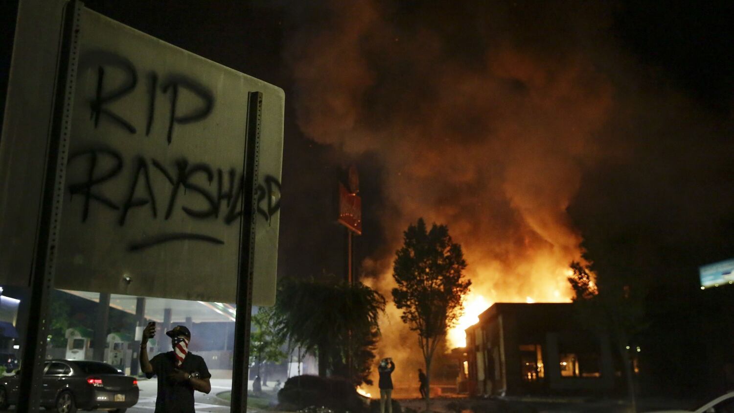 Atlanta, la notte di guerriglia dopo l'uccisione di Brooks. In arrivo nuova ondata di caos