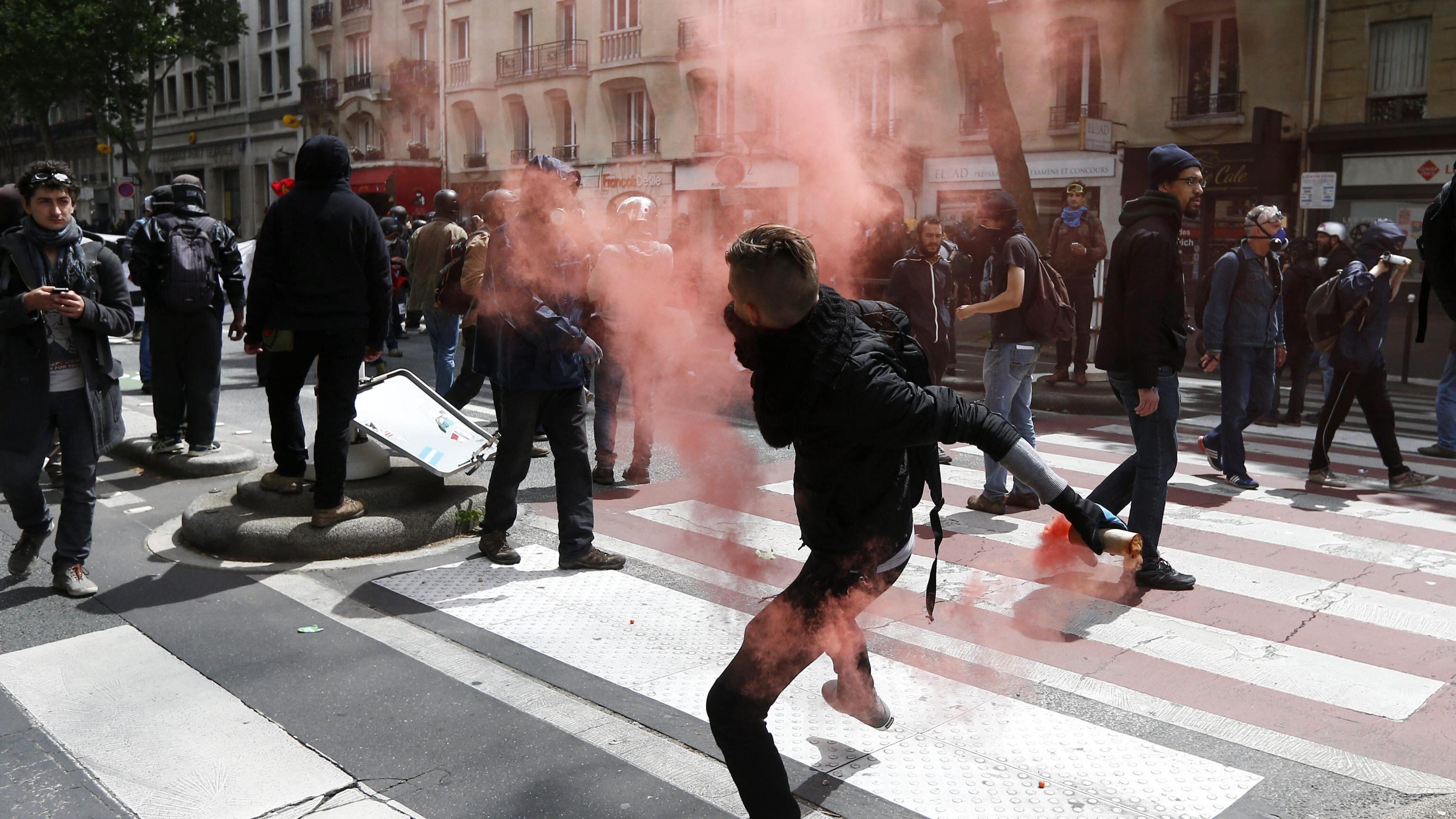 Parigi, scontri e feriti alla protesta contro la riforma del lavoro