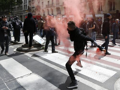 Parigi, scontri e feriti alla protesta contro la riforma del lavoro