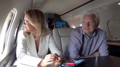 Assange in volo verso l'Australia