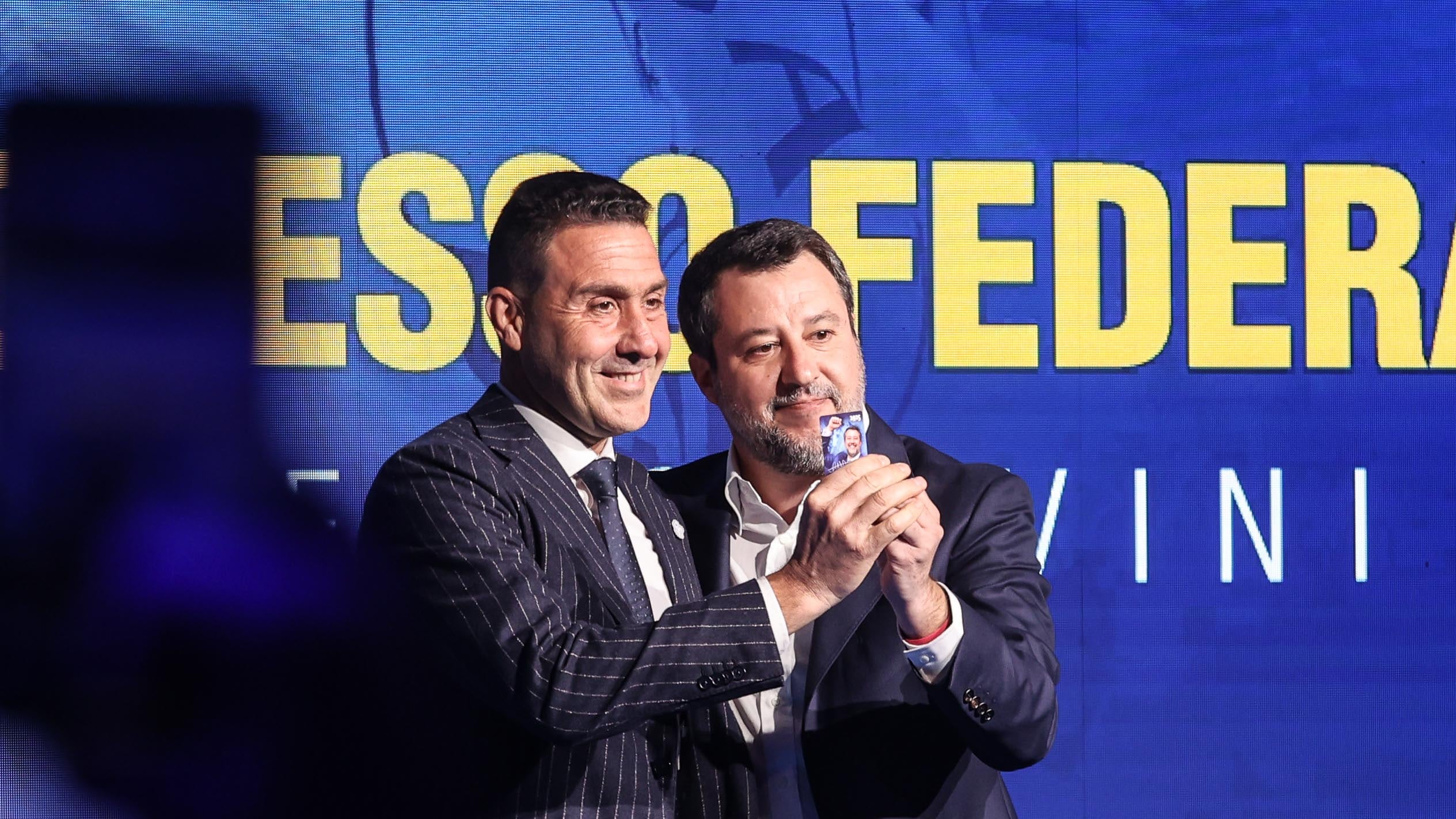 Vannacci prende la tessera della Lega: "Avanti insieme"