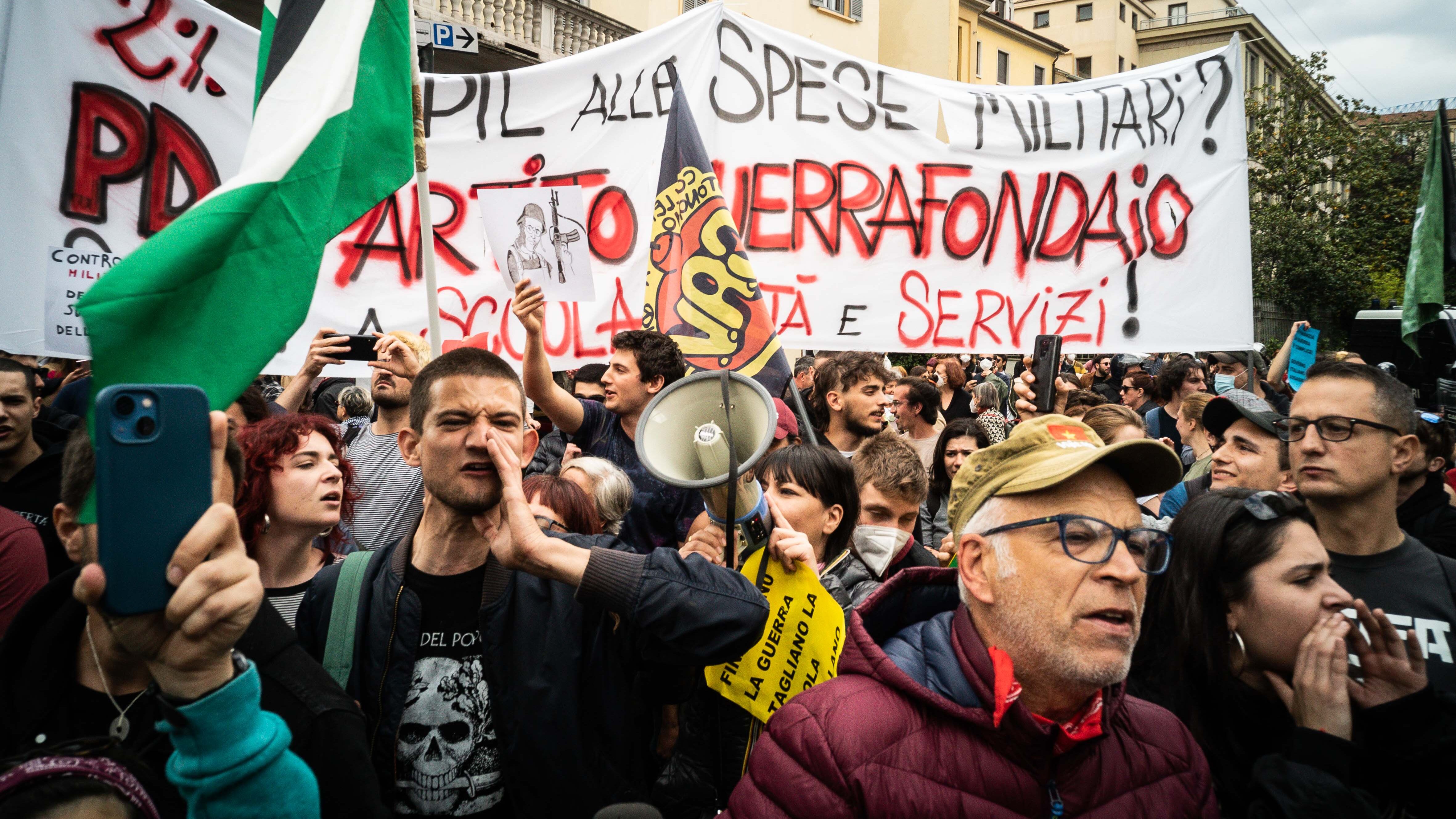 La solita pagina nera: bruciano le bandiere dell'Alleanza atlantica e contestano Letta. L'imbarazzo dell'Anpi
