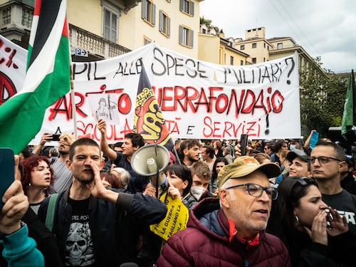 La solita pagina nera: bruciano le bandiere dell'Alleanza atlantica e contestano Letta. L'imbarazzo dell'Anpi