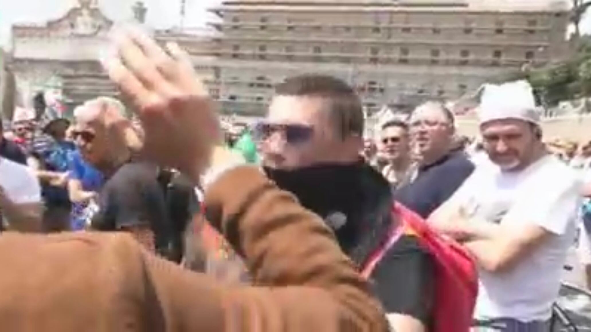 I gilet arancioni aggrediscono una troupe tv: "Andate fuori dal c..."