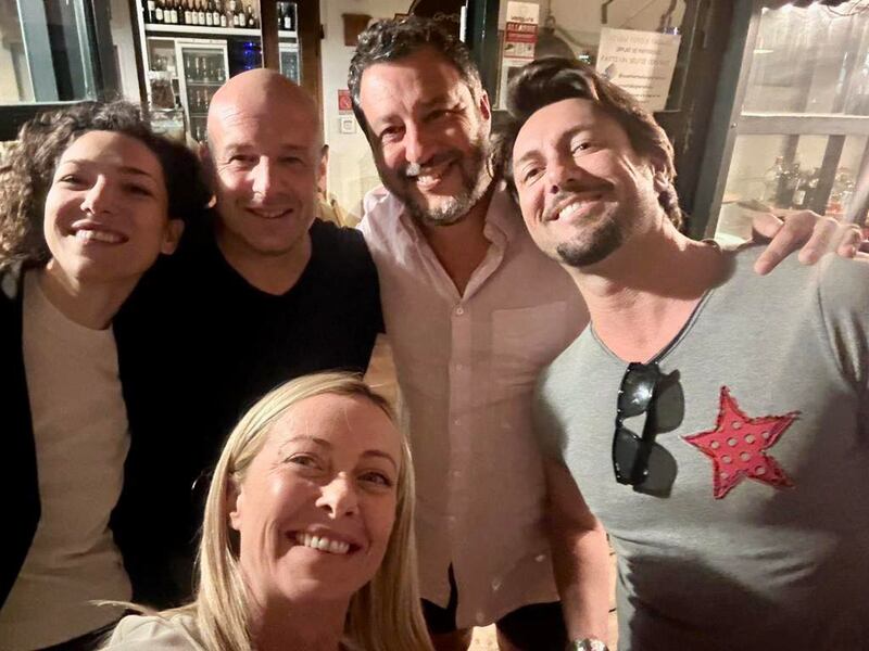 Con le famiglie a cena in trattoria: Meloni e Salvini insieme in Toscana