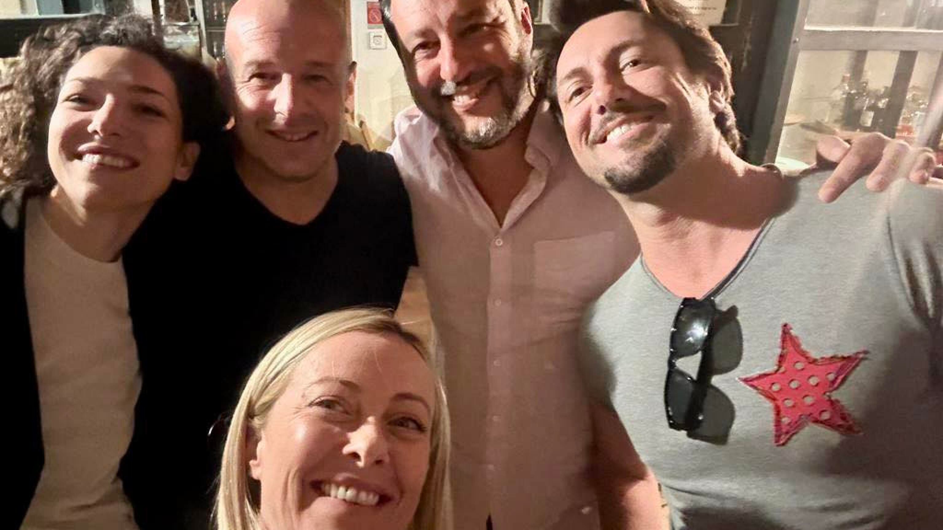 Con le famiglie a cena in trattoria: Meloni e Salvini insieme in Toscana