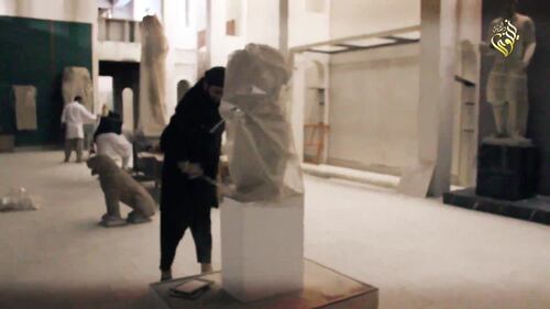 Gli uomini dell'Isis si accaniscono sulle opere d'arte 1