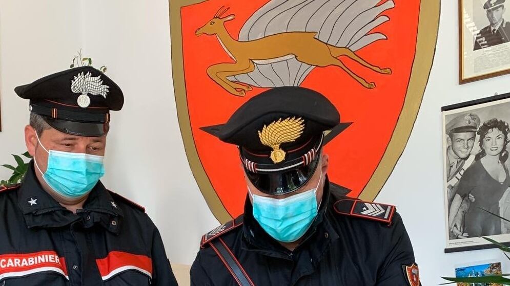 La follia del marocchino: pesta e morde i militari