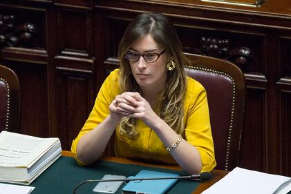 La Boschi in Aula attaccata al cellulare 10