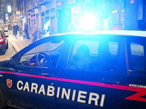 Allontana ubriaco dalla sua pizzeria: denunciato
