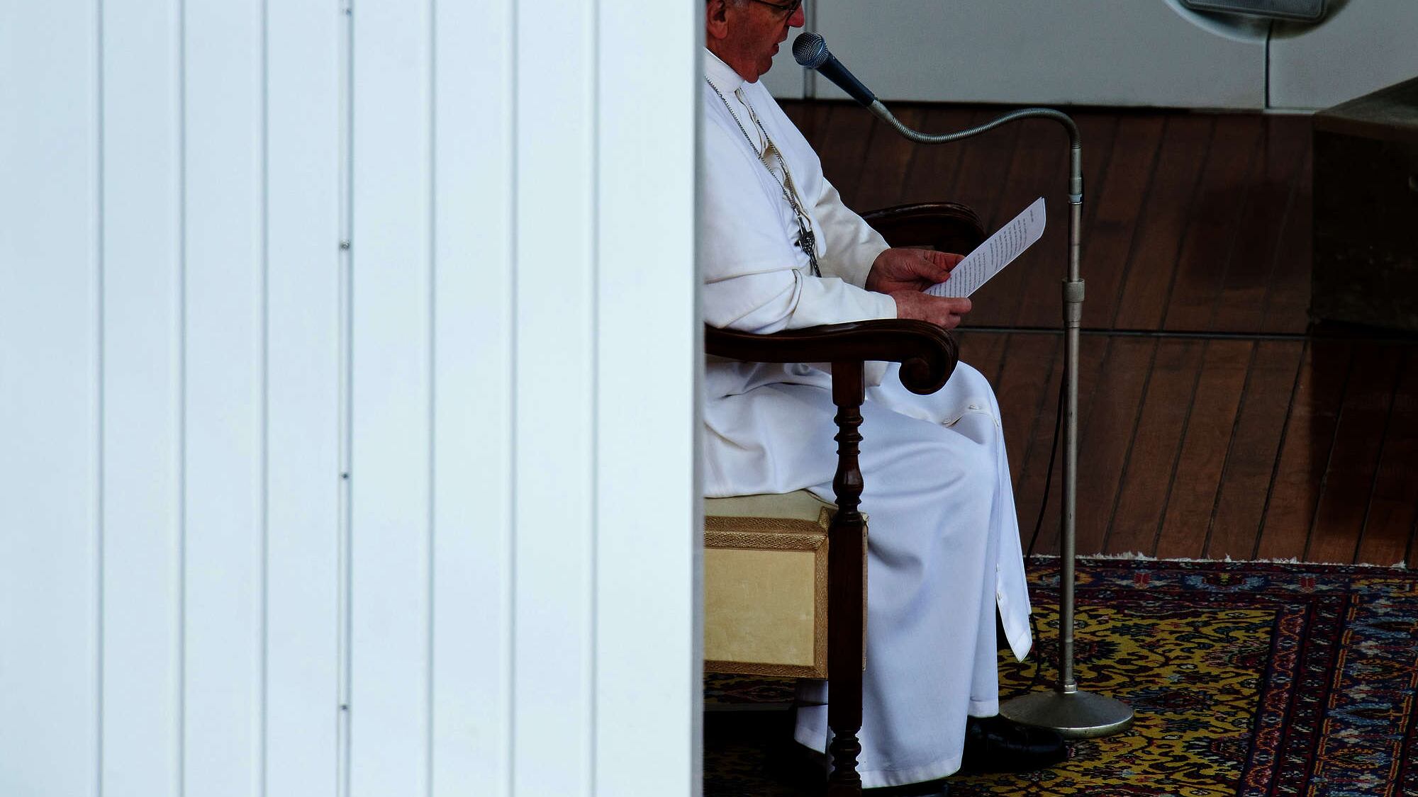 Perché Bergoglio fa saltare le solite liturgie dei media