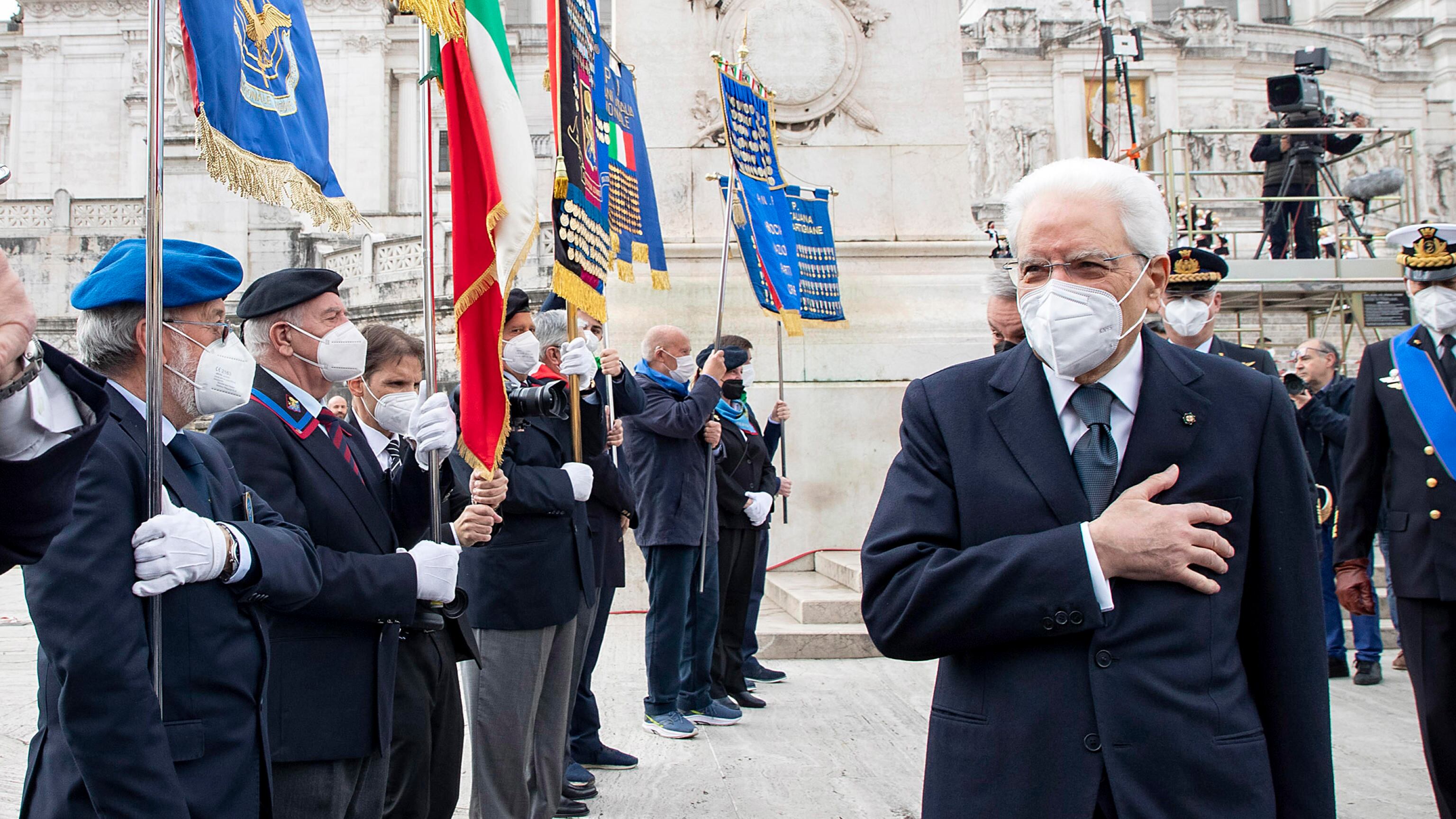 Il partigiano Mattarella canta "Bella ciao" contro gli anti Ucraina