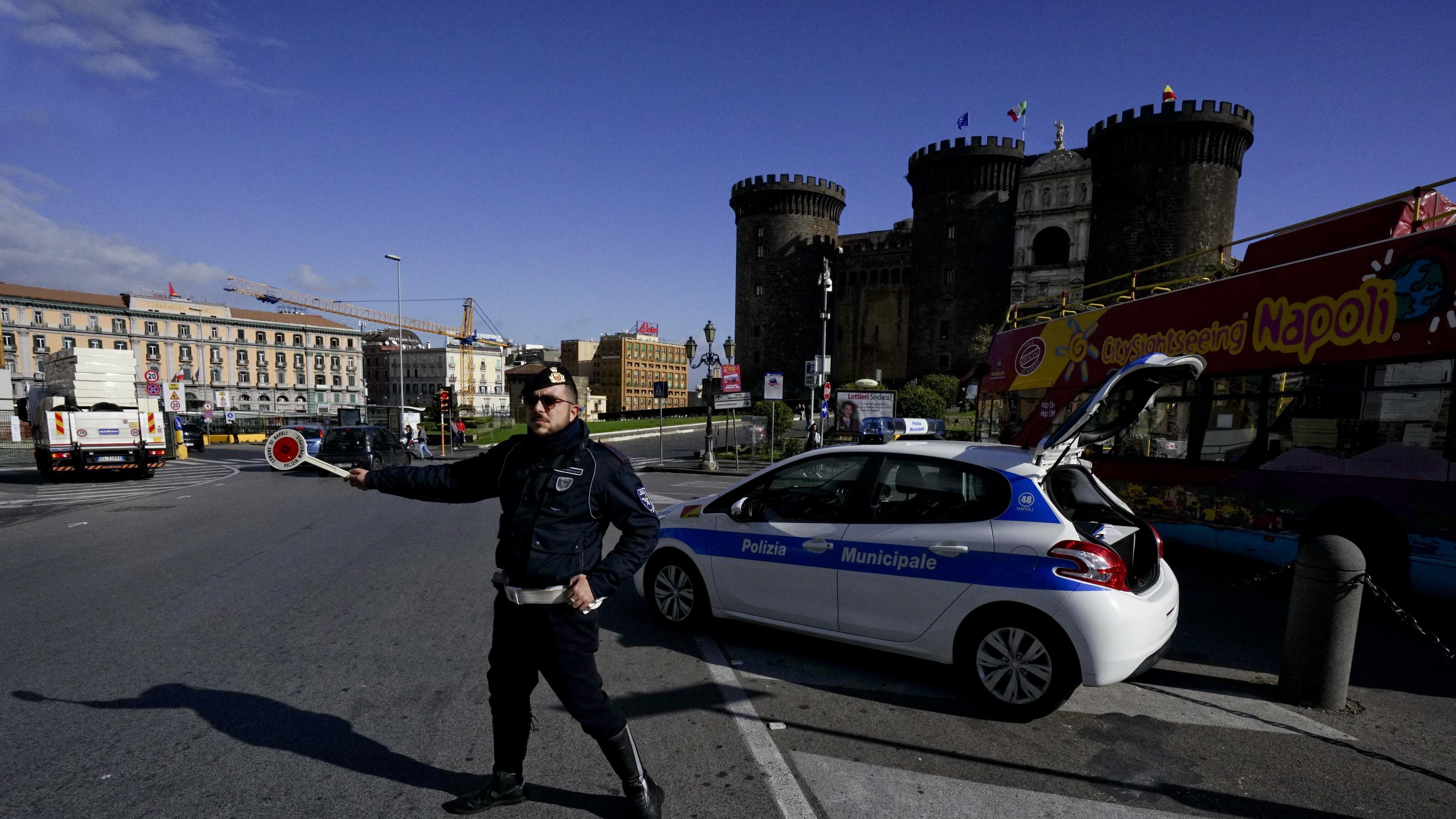 "Comprate le fondine a vostre spese". 250 vigili urbani senza custodia per la pistola a Napoli