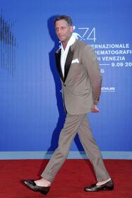 Lapo Elkann in ballerine a Venezia 4