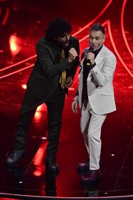 Sanremo 2024: ecco il look della quarta serata del Festival di Nek e Renga 4