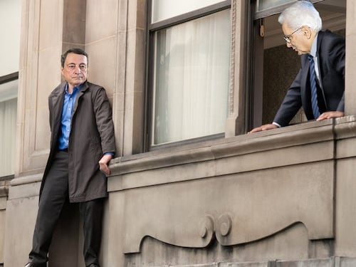 Grillo adesso non fa ridere più: fotomontaggio con Draghi sul cornicione