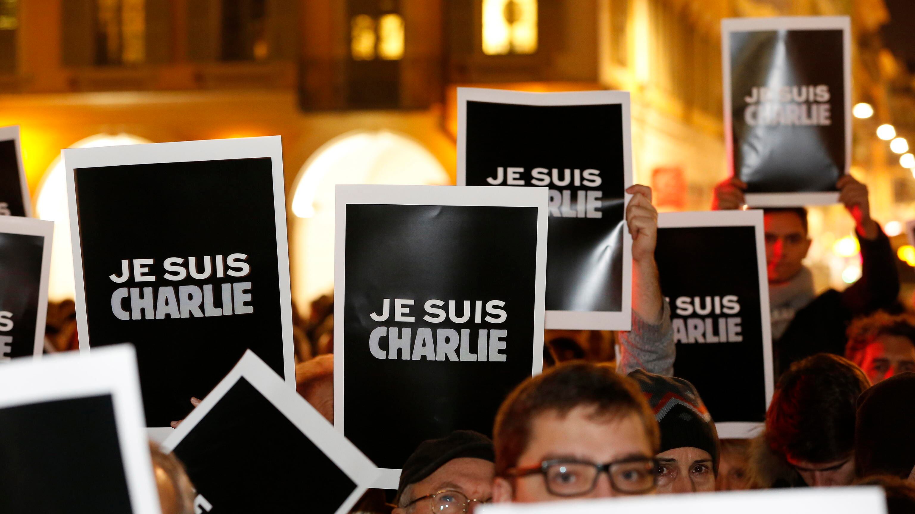 Charlie Hebdo, hackerato il sito. Minacciato anche un vignettista italiano