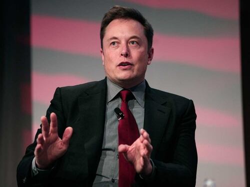 Tesla, accusato di frode Musk lascia la guida e paga una multa