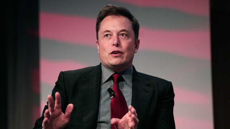 Tesla, accusato di frode Musk lascia la guida e paga una multa