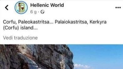 "Venite a Corfù". Ma la foto (rubata) è di una spiaggia sarda