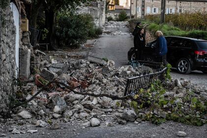 La terra trema in Francia: le macerie dopo il terremoto 2