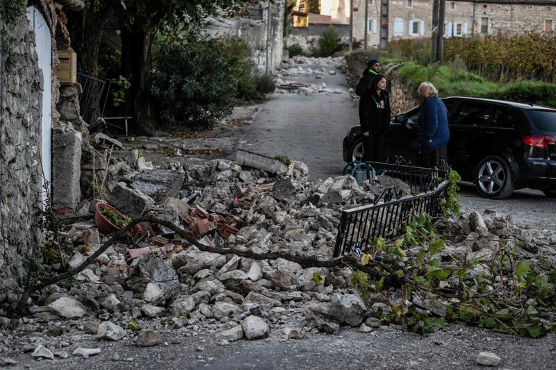 La terra trema in Francia: le macerie dopo il terremoto 2