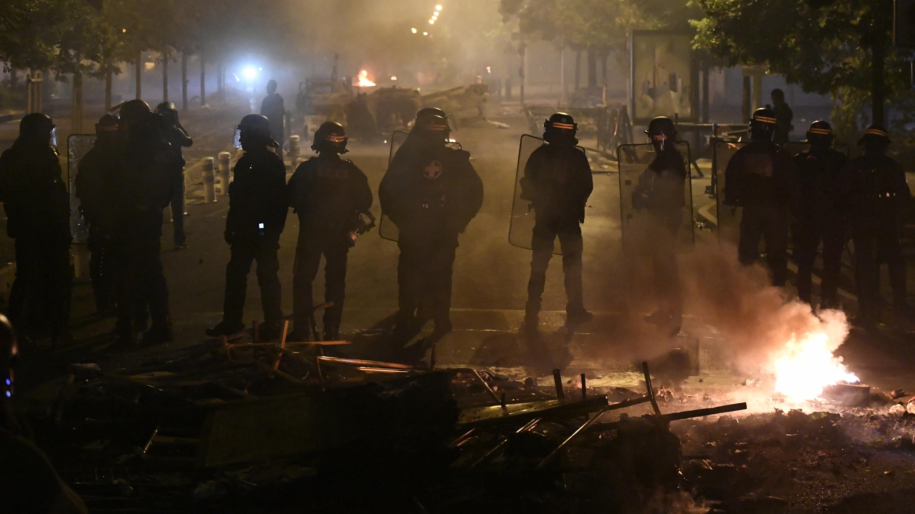 La Francia brucia. Macron: "Ragazzi, state a casa"