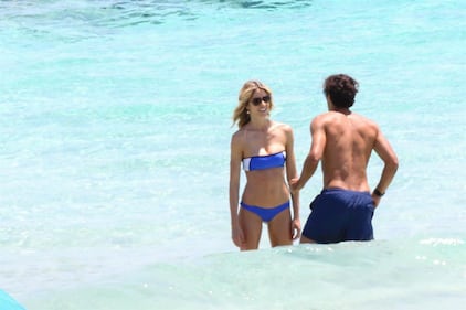 Elena Santarelli sexy in spiaggia 17