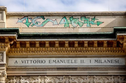 Lo sfregio dei vandali alla Galleria Vittorio Emanuele II 2