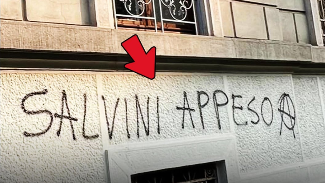 Scritta choc su un muro a Milano contro Matteo Salvini. Il ministro:"Nessuna paura"