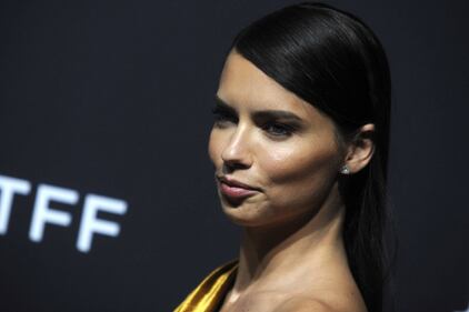 Adriana Lima in oro: gli spacchi sono vertiginosi 9