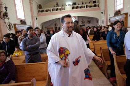 In Messico il prete superman: "spara" l'acqua sui fedeli 6