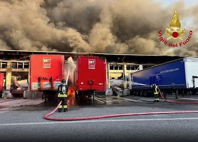 Incendio alla BRT di Milano, alta colonna di fumo 1