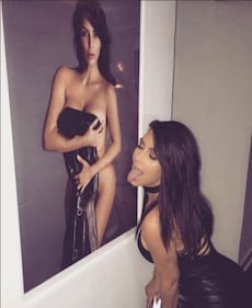Kim Kardashian, vitino di vespa su Instagram 14